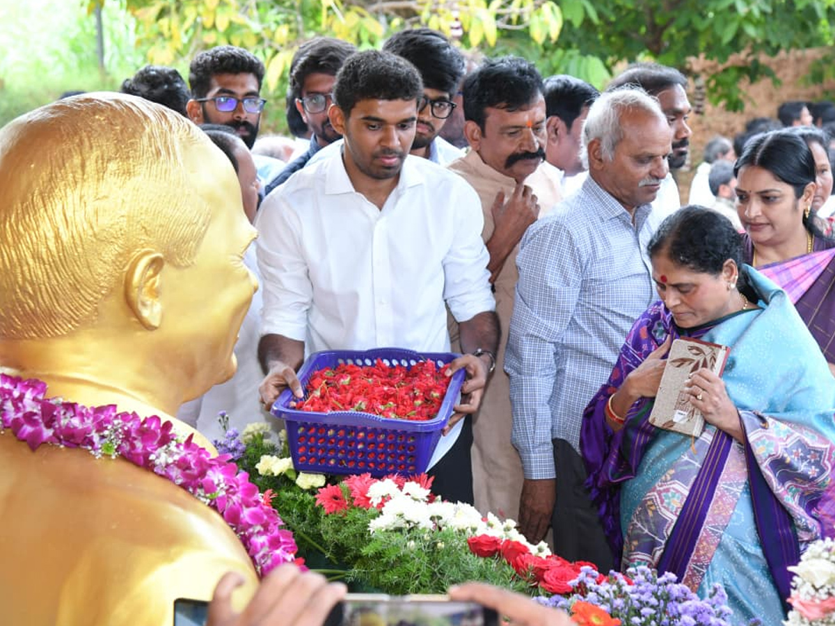 YSRCP_20Chief_20YS_20Jagan_20Pays_20Tribute_20To_20Dr_20YS_20Rajasekhara_20Reddy_20At_20YSR_20Ghat_20Photos_20_2814_29.jpg 13