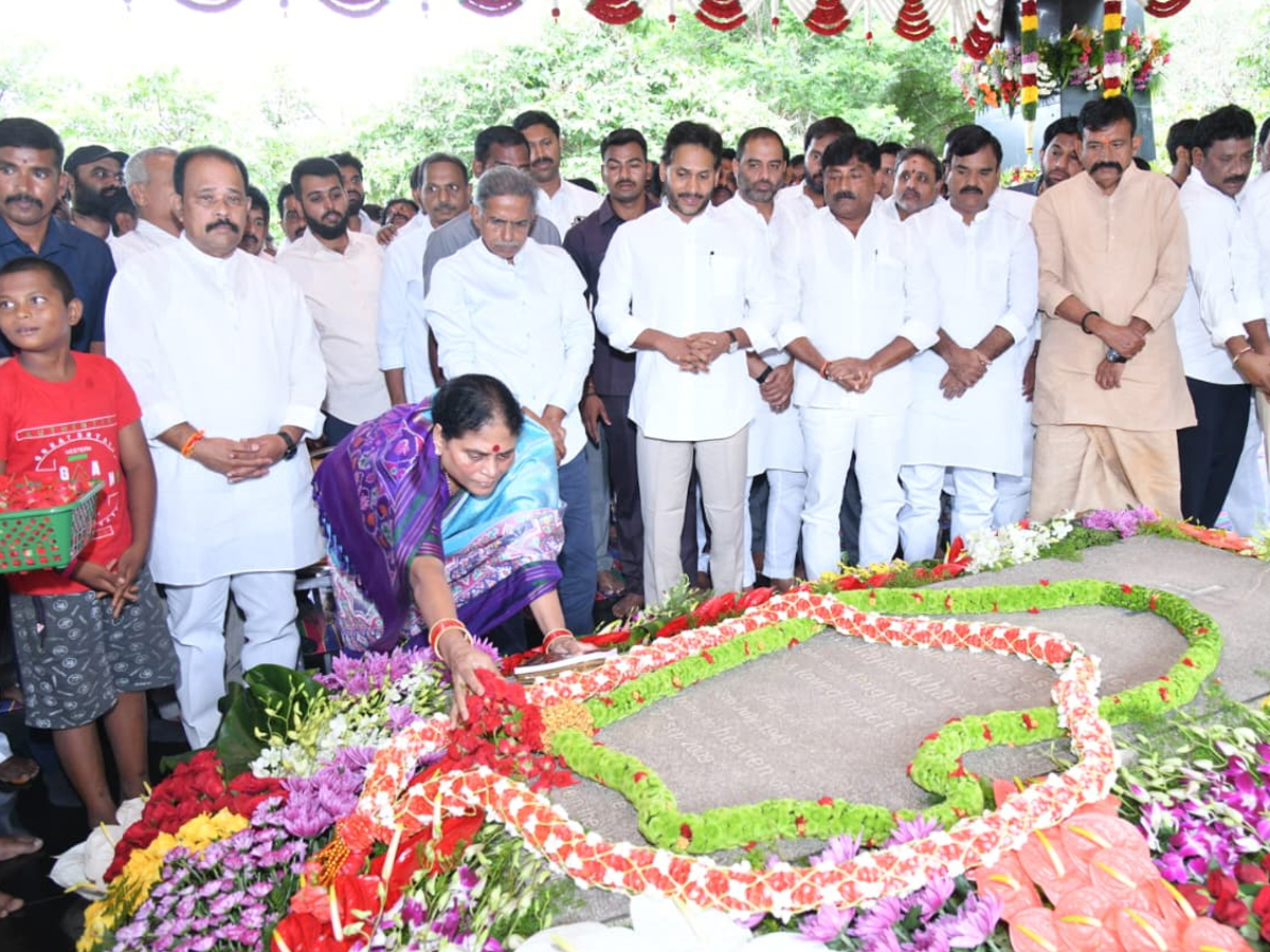 YSRCP_20Chief_20YS_20Jagan_20Pays_20Tribute_20To_20Dr_20YS_20Rajasekhara_20Reddy_20At_20YSR_20Ghat_20Photos_20_2816_29.jpg 16