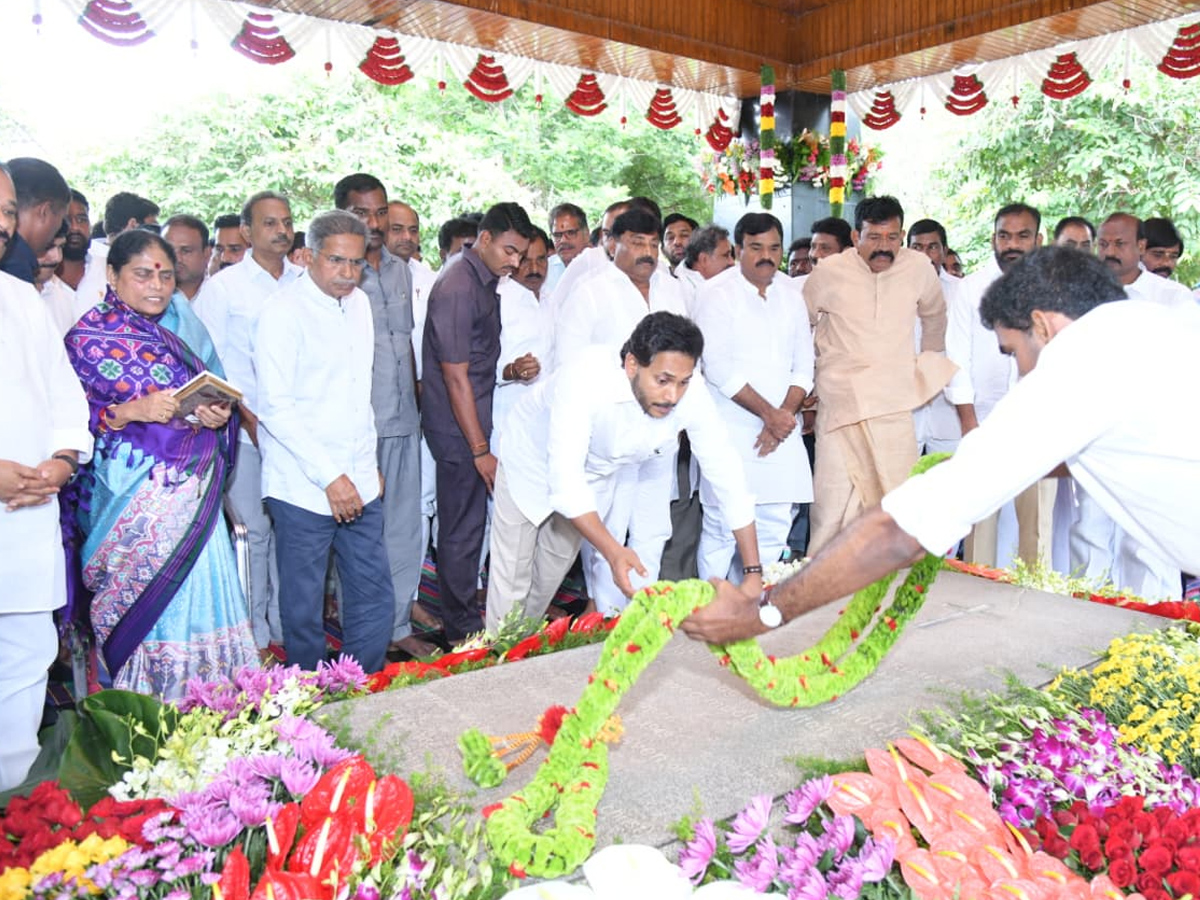 YSRCP_20Chief_20YS_20Jagan_20Pays_20Tribute_20To_20Dr_20YS_20Rajasekhara_20Reddy_20At_20YSR_20Ghat_20Photos_20_2817_29.jpg 12