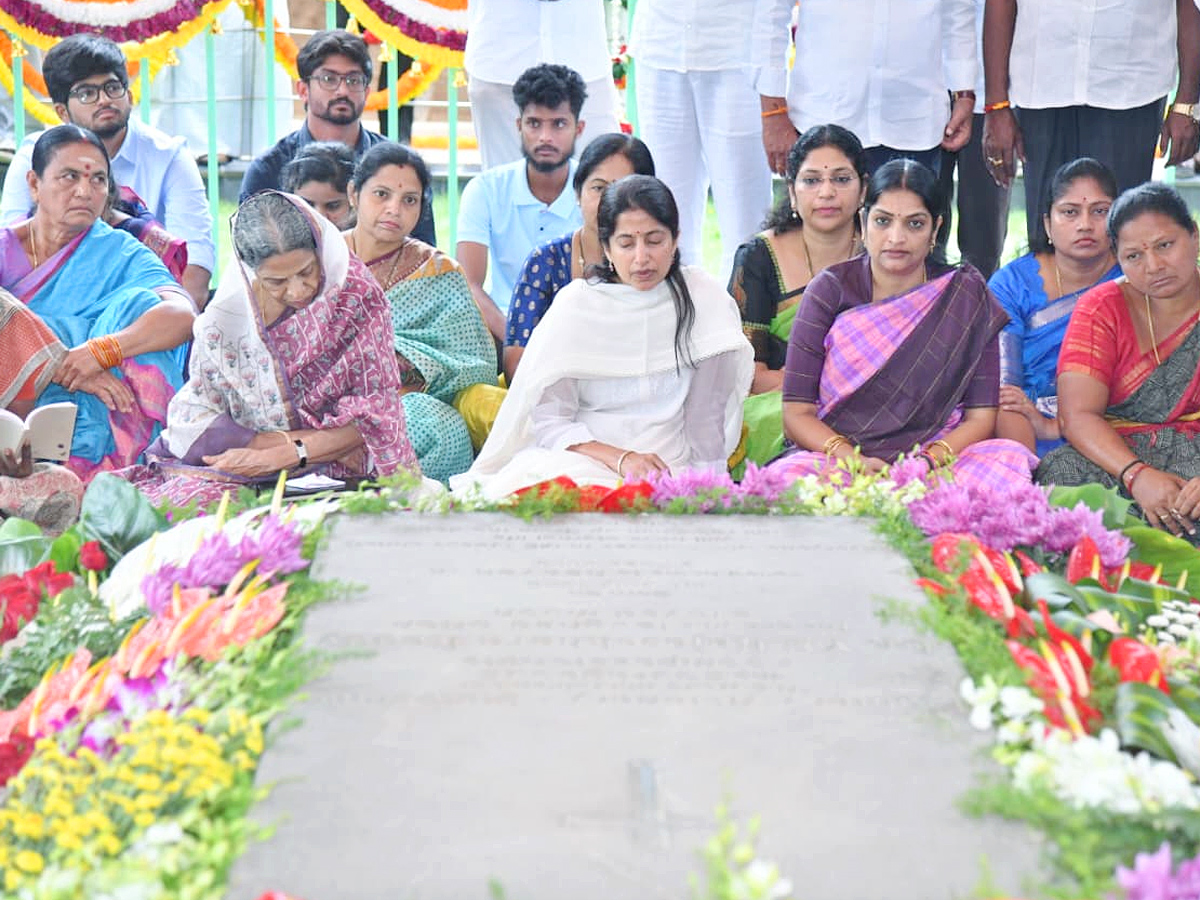 YSRCP_20Chief_20YS_20Jagan_20Pays_20Tribute_20To_20Dr_20YS_20Rajasekhara_20Reddy_20At_20YSR_20Ghat_20Photos_20_2818_29.jpg 18