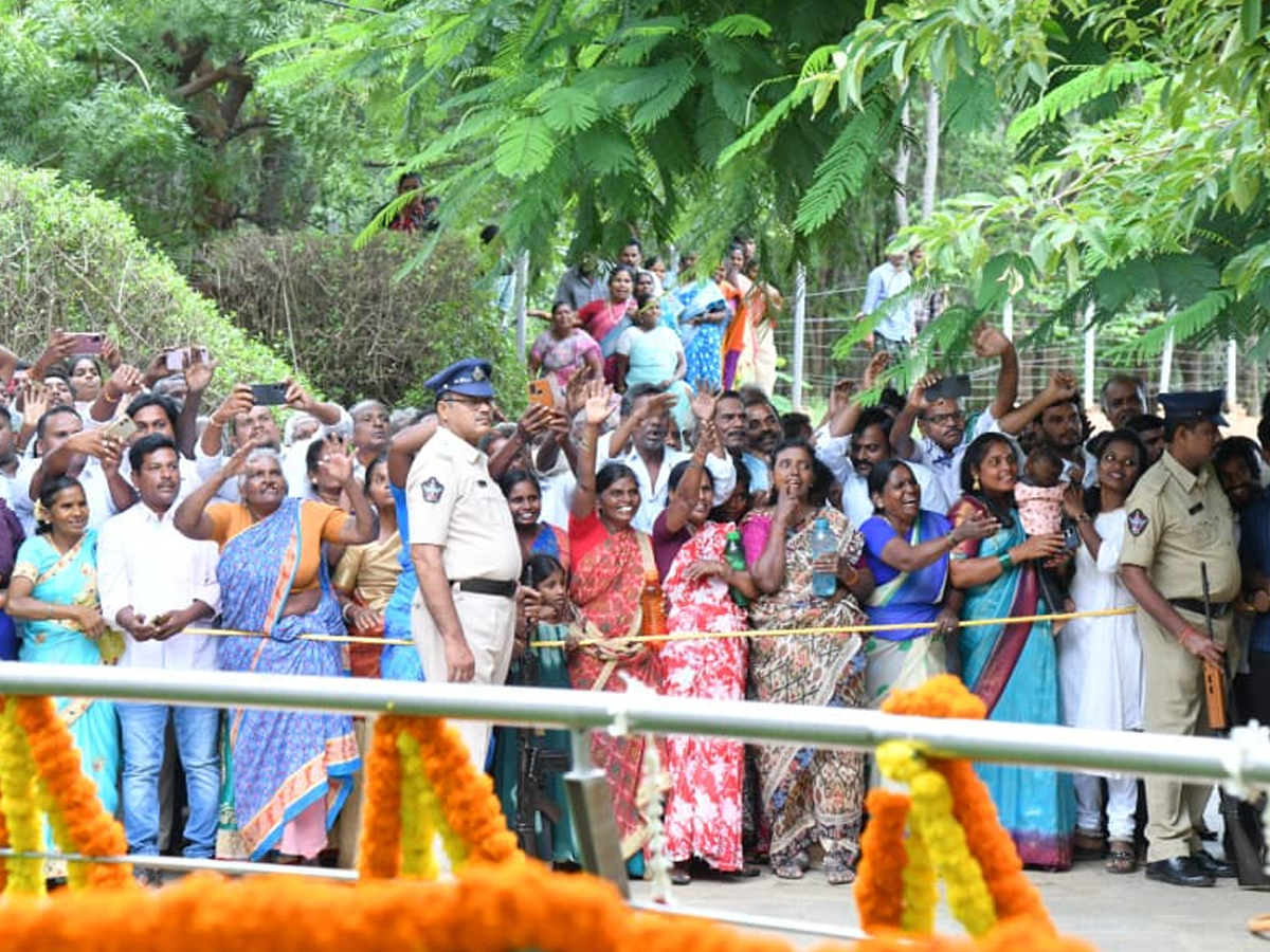 YSRCP_20Chief_20YS_20Jagan_20Pays_20Tribute_20To_20Dr_20YS_20Rajasekhara_20Reddy_20At_20YSR_20Ghat_20Photos_20_2819_29.jpg 19