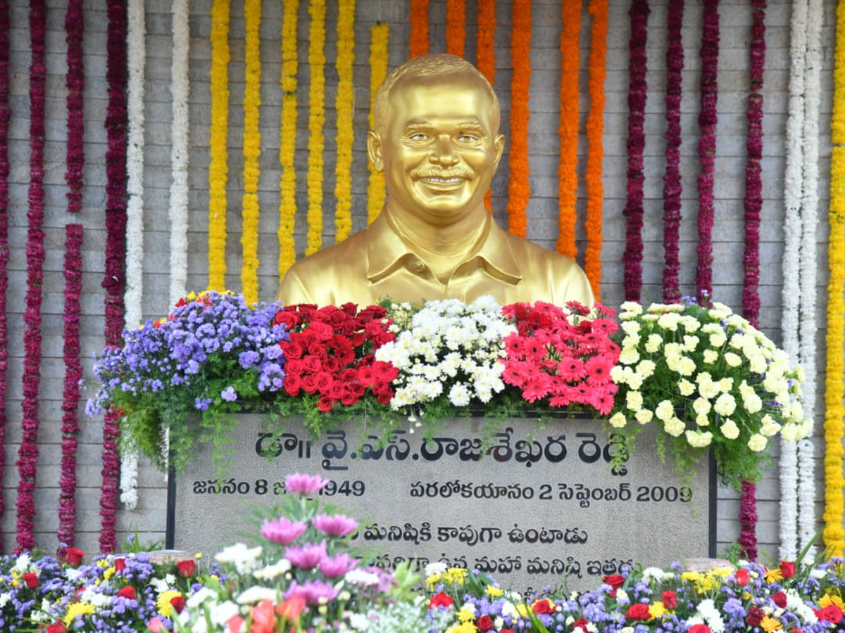 YSRCP_20Chief_20YS_20Jagan_20Pays_20Tribute_20To_20Dr_20YS_20Rajasekhara_20Reddy_20At_20YSR_20Ghat_20Photos_20_2821_29.jpg 15