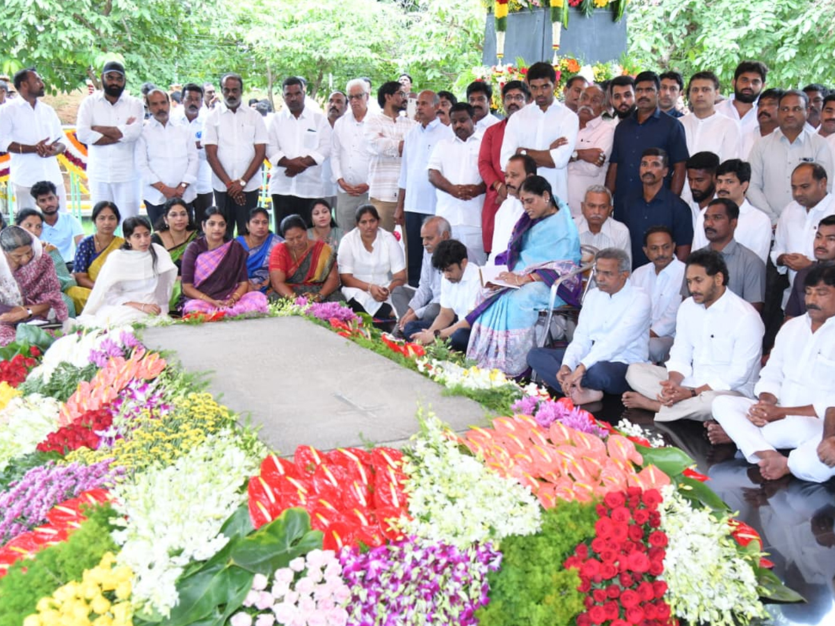YSRCP_20Chief_20YS_20Jagan_20Pays_20Tribute_20To_20Dr_20YS_20Rajasekhara_20Reddy_20At_20YSR_20Ghat_20Photos_20_2822_29.jpg 20