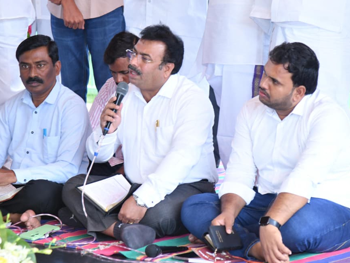 YSRCP_20Chief_20YS_20Jagan_20Pays_20Tribute_20To_20Dr_20YS_20Rajasekhara_20Reddy_20At_20YSR_20Ghat_20Photos_20_2823_29.jpg 17