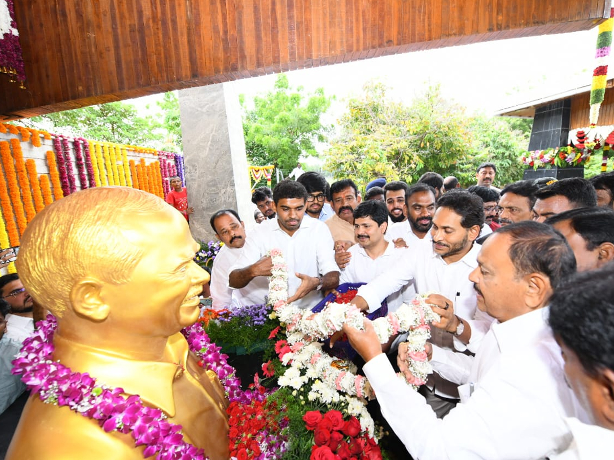 YSRCP_20Chief_20YS_20Jagan_20Pays_20Tribute_20To_20Dr_20YS_20Rajasekhara_20Reddy_20At_20YSR_20Ghat_20Photos_20_282_29.jpg 3