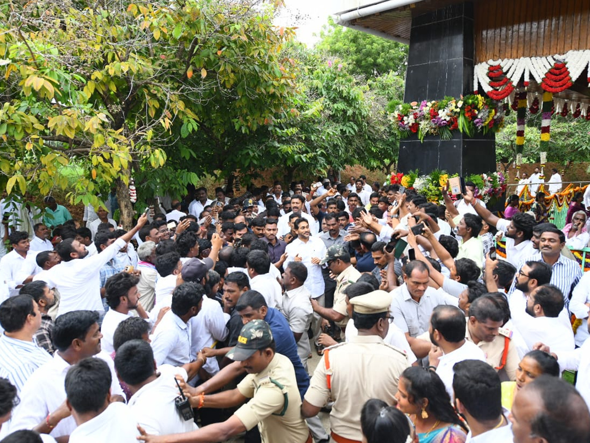 YSRCP_20Chief_20YS_20Jagan_20Pays_20Tribute_20To_20Dr_20YS_20Rajasekhara_20Reddy_20At_20YSR_20Ghat_20Photos_20_283_29.jpg 8