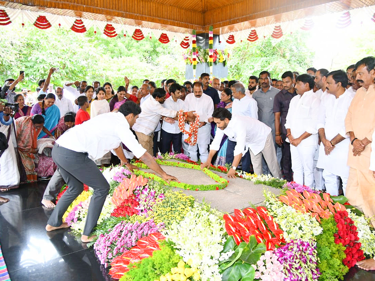YSRCP_20Chief_20YS_20Jagan_20Pays_20Tribute_20To_20Dr_20YS_20Rajasekhara_20Reddy_20At_20YSR_20Ghat_20Photos_20_286_29.jpg 4