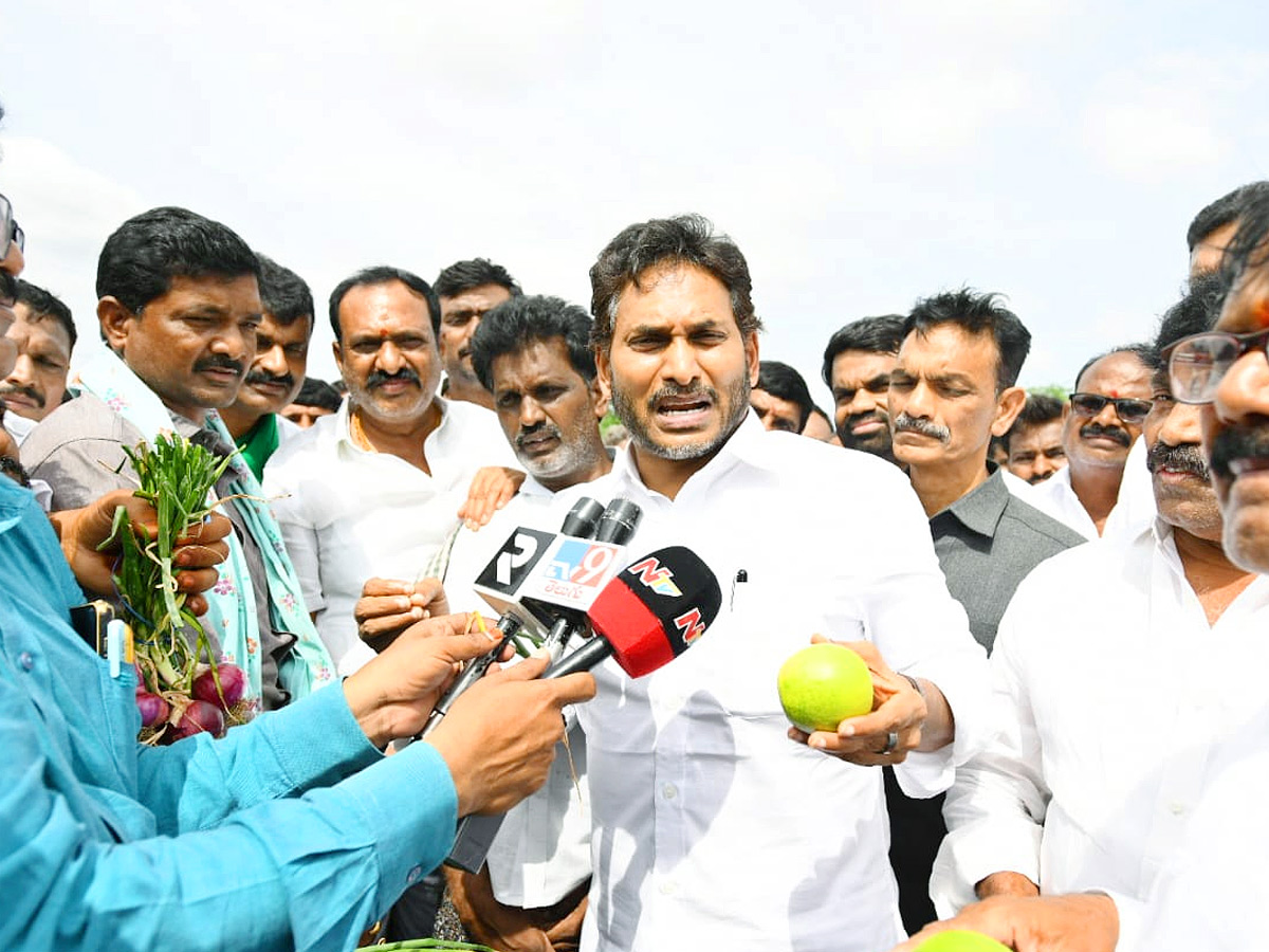 YS_20Jagan_20Visits_20Onion_20And_20Cheeni_20Farmers_20Photos_20_282_29.jpg 4