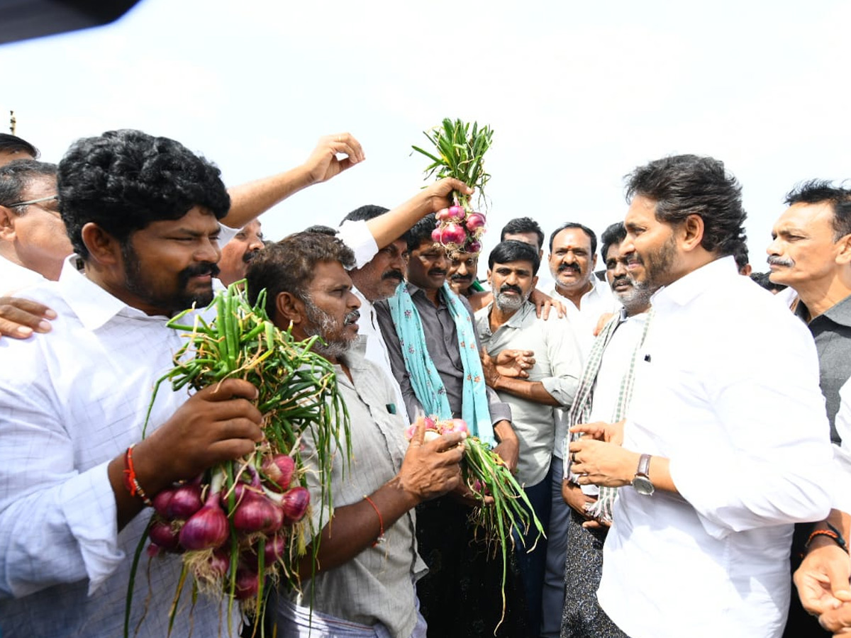 YS_20Jagan_20Visits_20Onion_20And_20Cheeni_20Farmers_20Photos_20_284_29.jpg 1
