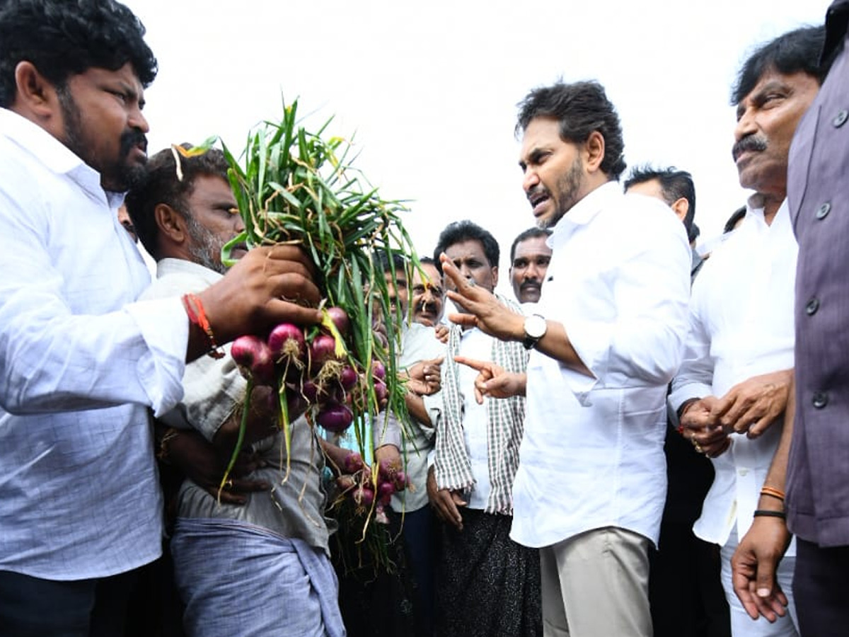 YS_20Jagan_20Visits_20Onion_20And_20Cheeni_20Farmers_20Photos_20_288_29.jpg 8