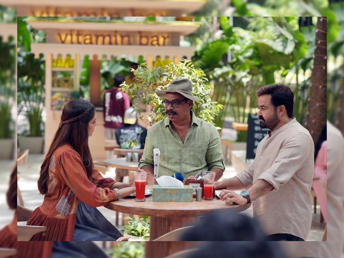 Malavika_20mohanan11.jpg 12