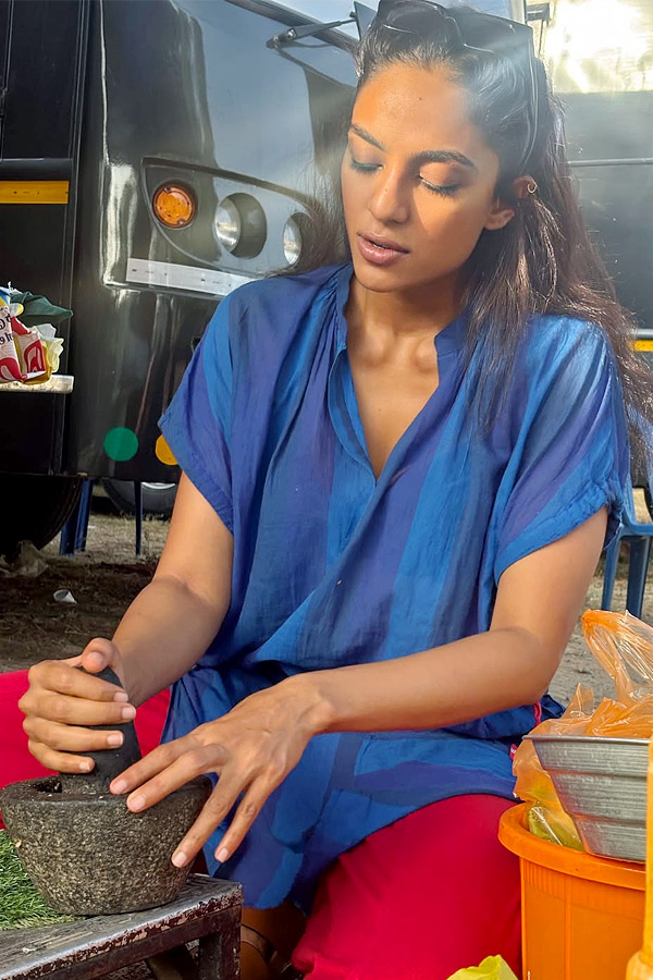 Naga_20Chaitanya_20Wife_20Shobitha_20Dhulipala_20Cooking_20Pappu_20Charu_20Photos_20VIral_20_282_29.jpg 5