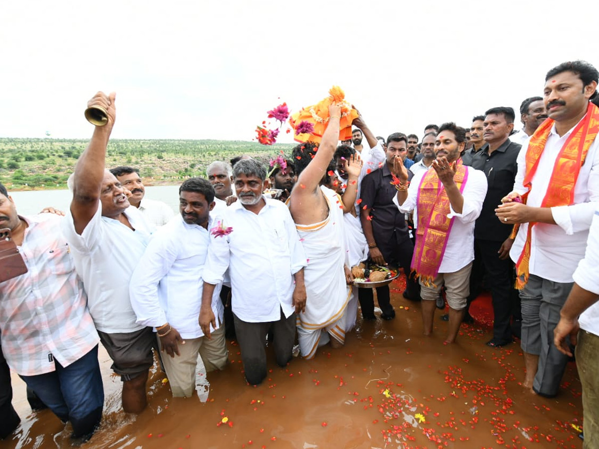 ys_20jagan_20jala_20Harathi_20Ambakapalli_20lake_20Photos_20_2810_29.jpg 5