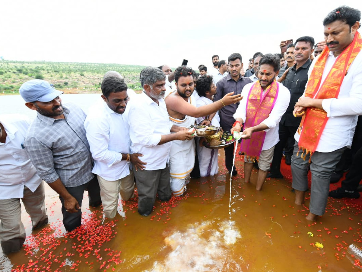 ys_20jagan_20jala_20Harathi_20Ambakapalli_20lake_20Photos_20_2811_29.jpg 6