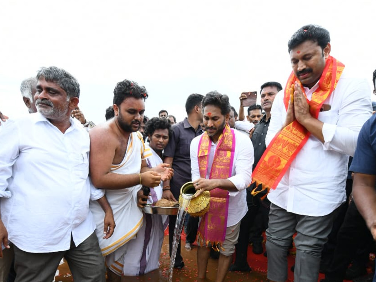 ys_20jagan_20jala_20Harathi_20Ambakapalli_20lake_20Photos_20_2813_29.jpg 7