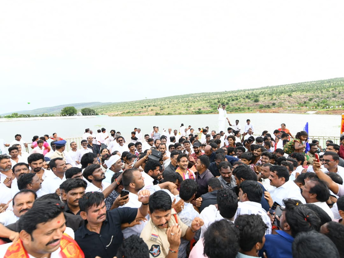 ys_20jagan_20jala_20Harathi_20Ambakapalli_20lake_20Photos_20_2816_29.jpg 16