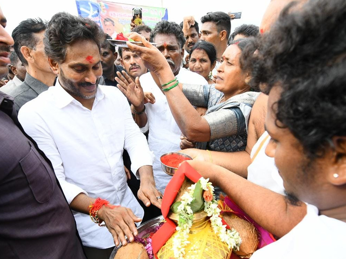 ys_20jagan_20jala_20Harathi_20Ambakapalli_20lake_20Photos_20_283_29.jpg 10