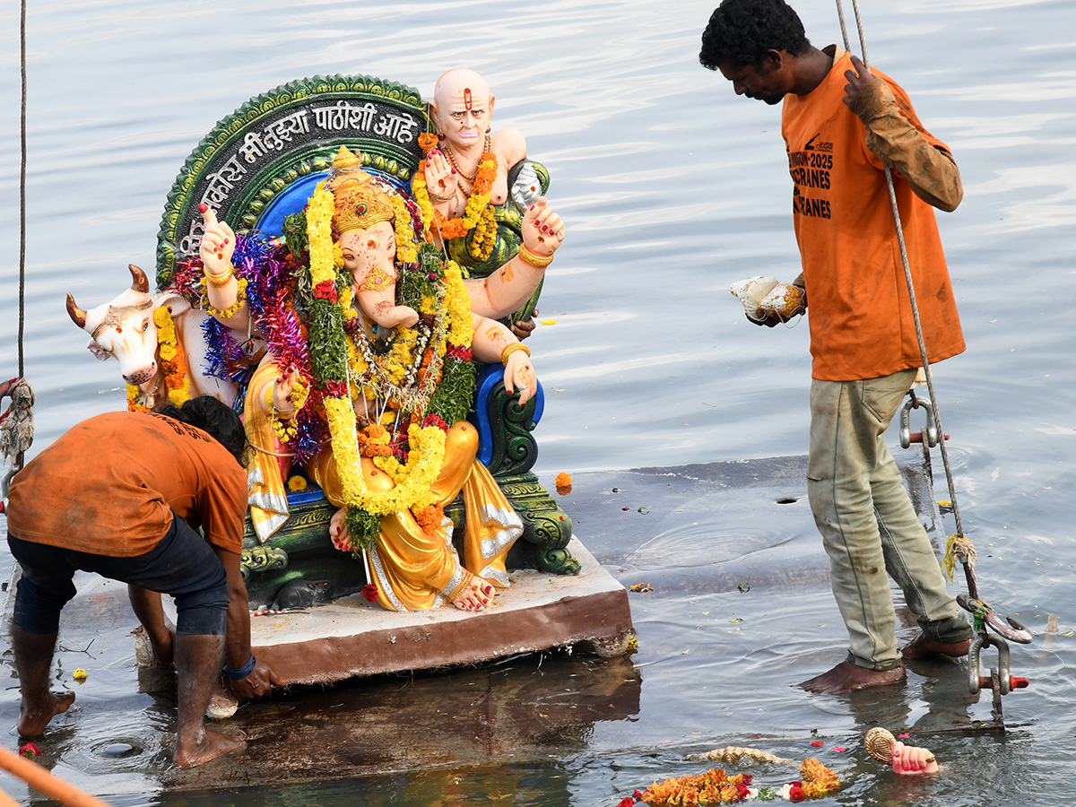 Ganesh_20Nimajjanam_202025_20At_20Hussain_20Sagar_20Photos__20_283_29.jpg 3