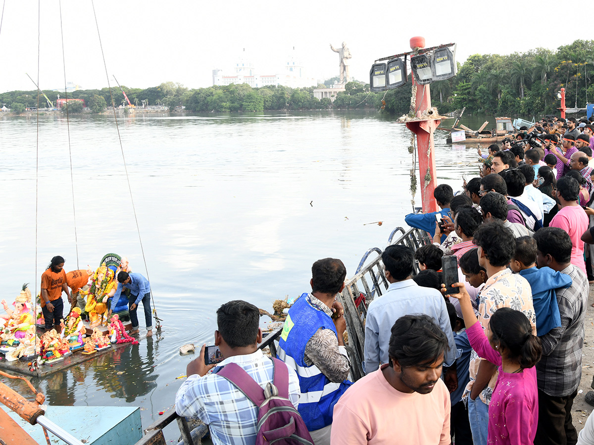 Ganesh_20Nimajjanam_202025_20At_20Hussain_20Sagar_20Photos__20_285_29.jpg 5