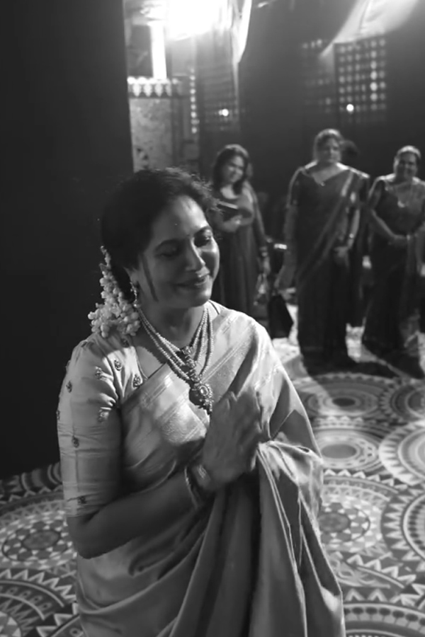 Singer_20Sunitha_20At_20The_20Bengaluru_20Ganesh_20festival_20Photos_20_2815_29.jpg 16