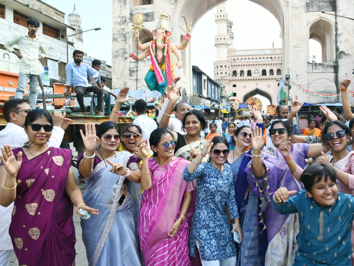 Ganesh_20Shobha_20Yatra_20Celebrations_20At_20Hyderabad_20Photos_20_2816_29_0.jpg 3