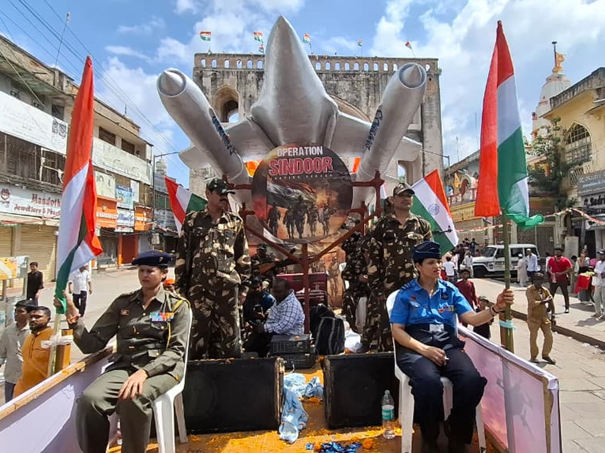 Ganesh_20Shobha_20Yatra_20Celebrations_20At_20Hyderabad_20Photos_20_2819_29_0.jpg 6