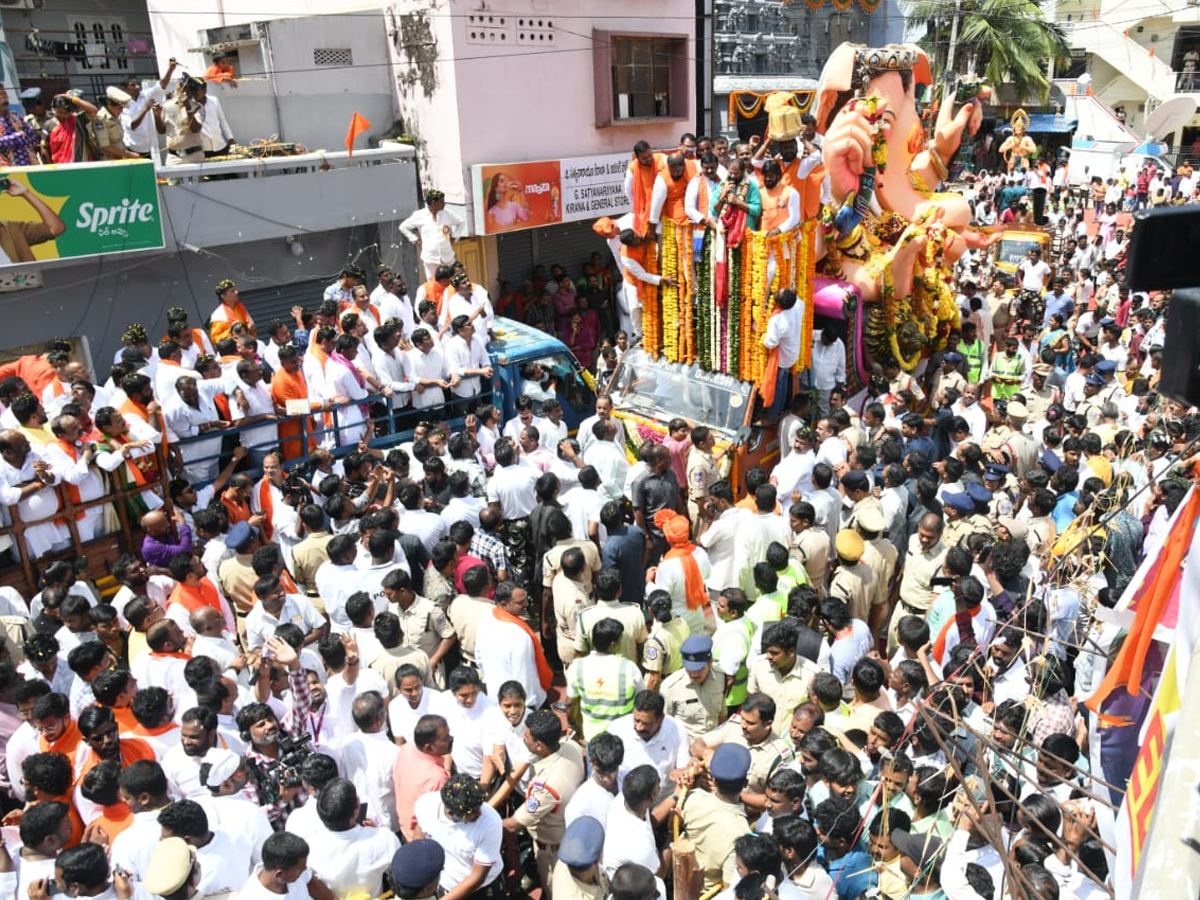 Ganesh_20Shobha_20Yatra_20Celebrations_20At_20Hyderabad_20Photos_20_2825_29_0.jpg 12
