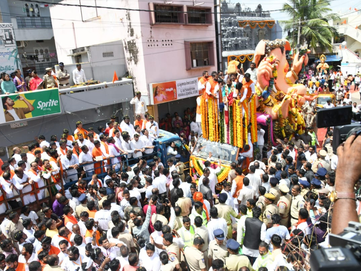 Ganesh_20Shobha_20Yatra_20Celebrations_20At_20Hyderabad_20Photos_20_2827_29_0.jpg 14