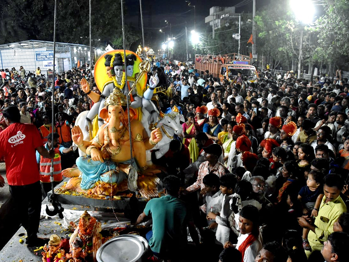 Ganesh_20Shobha_20Yatra_20Celebrations_20At_20Hyderabad_20Photos_5_20_284_29.jpg 37