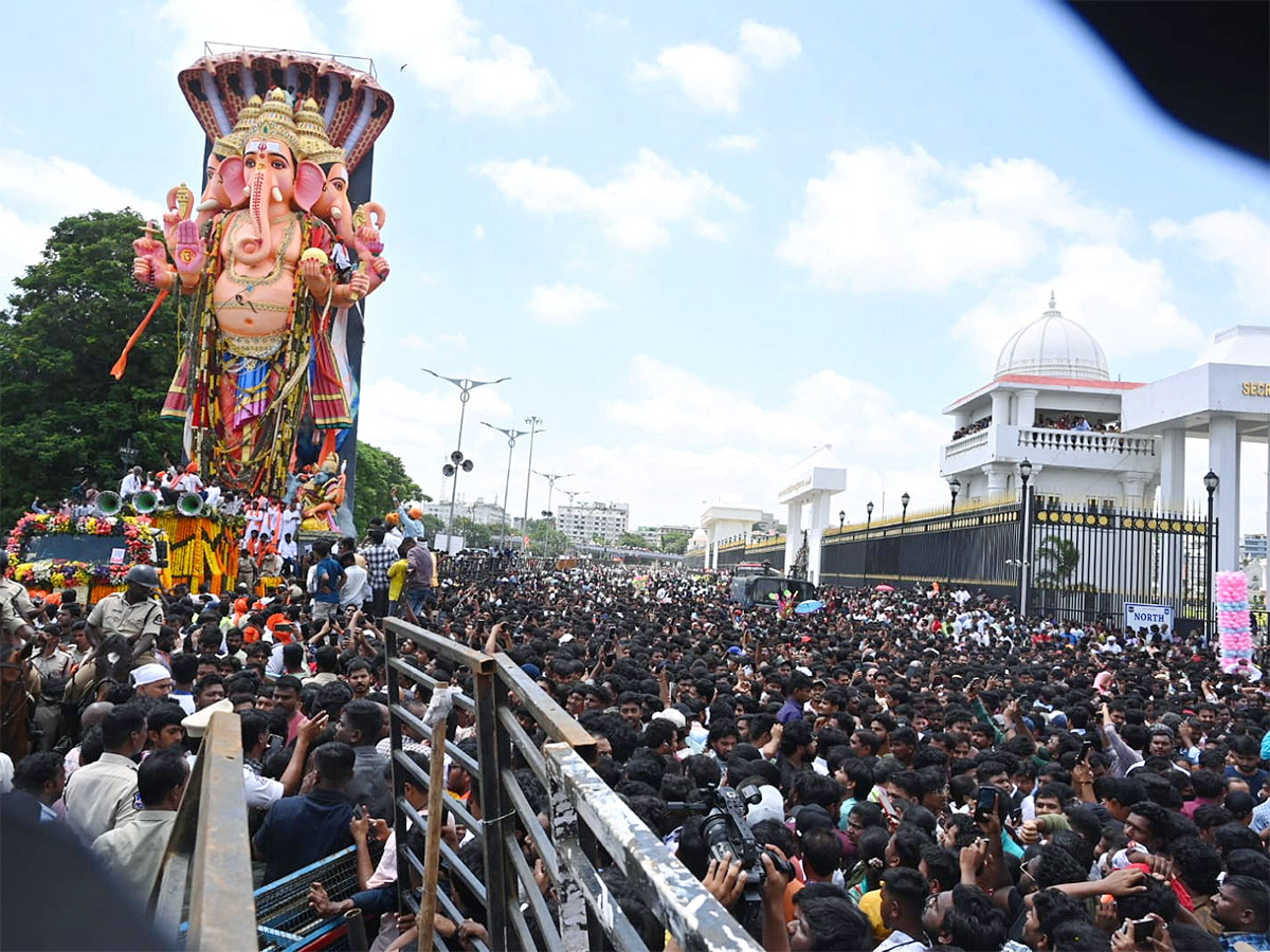 Heavy-Rush-Khairatabad-Ganesh-Shobha-Yatra-2025-Photos_-_285_29.jpg 4