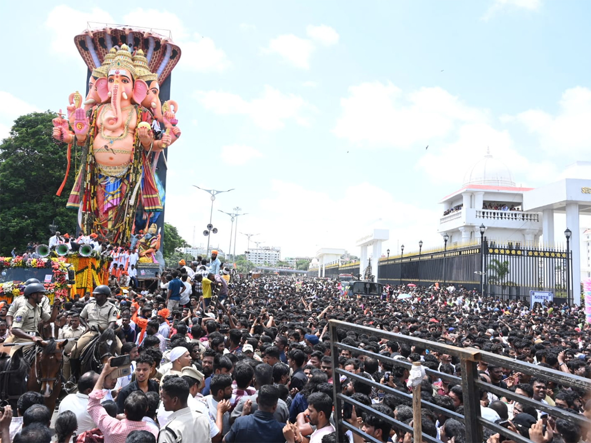 Heavy_20Rush_20Khairatabad_20Ganesh_20Shobha_20Yatra_202025_20Photos__20_2812_29_0.jpg 12