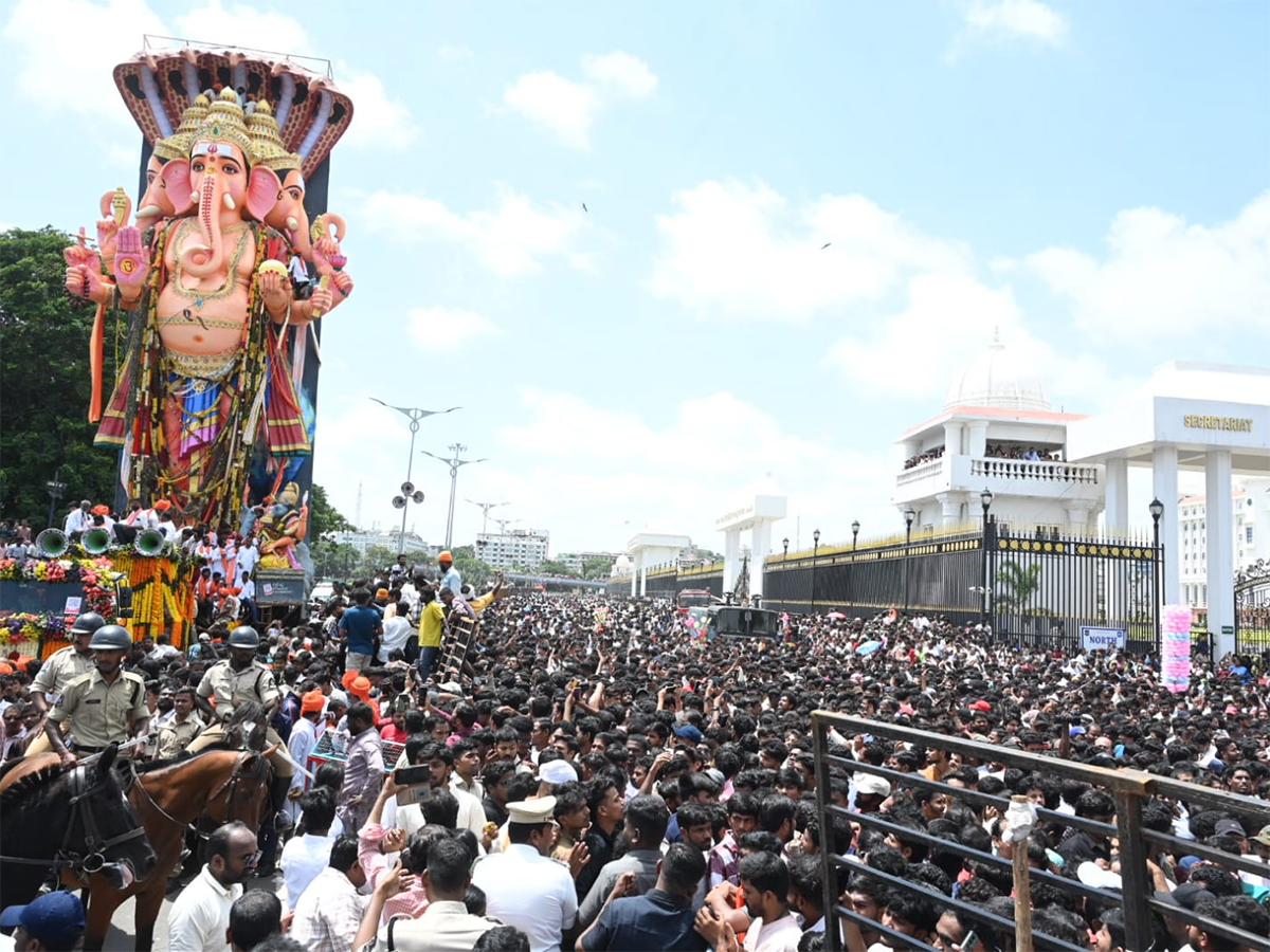 Heavy_20Rush_20Khairatabad_20Ganesh_20Shobha_20Yatra_202025_20Photos__20_281_29_0.jpg 1