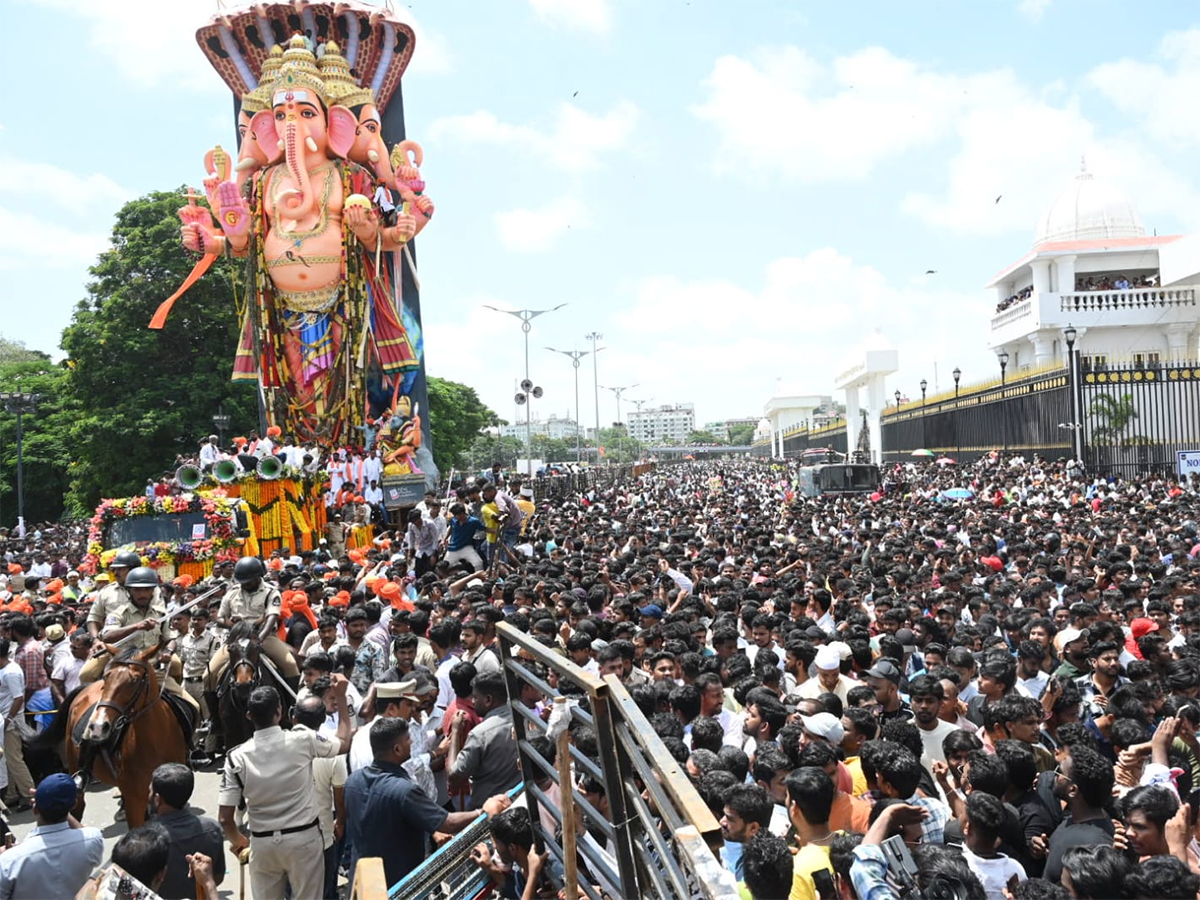 Heavy_20Rush_20Khairatabad_20Ganesh_20Shobha_20Yatra_202025_20Photos__20_284_29_0.jpg 5