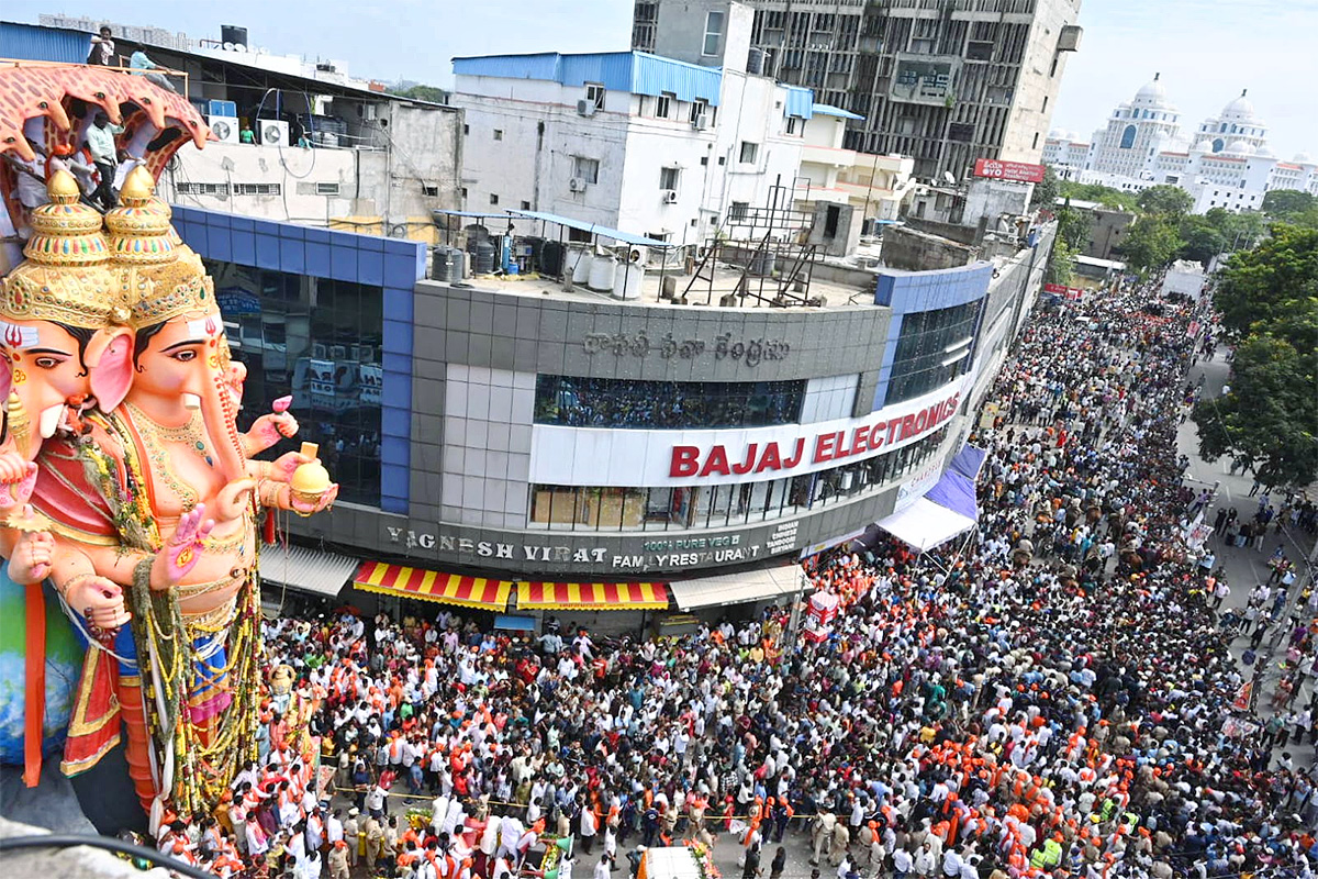 Heavy_20Rush_20Khairatabad_20Ganesh_20Shobha_20Yatra_202025_20Photos__20_288_29_0.jpg 8