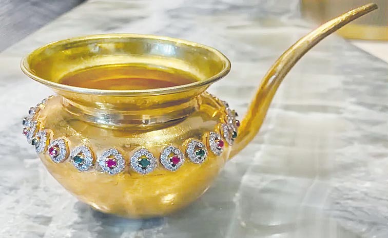 GEM-STUDDED-URN-KALASHAM.jpg