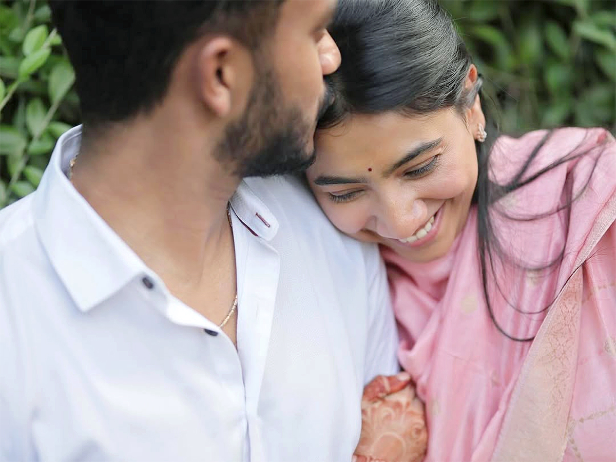 Sai_20Pallavi_20Sister_20Pooja_20Kannan_20Marriage_20Anniversary_20Pics_20Viral__20_2812_29.jpg 12