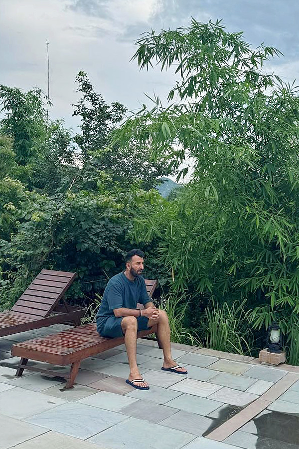 Cheteshwar_20Pujara_20couple_20enjoying_20Nature_20Photos_20_282_29.jpg 5
