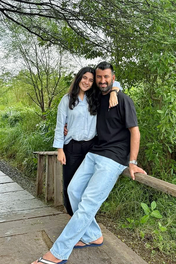 Cheteshwar_20Pujara_20couple_20enjoying_20Nature_20Photos_20_286_29.jpg 2