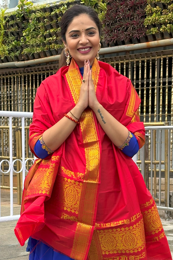 Anchor_20Srimukhi_20Visits_20Tirumala_20Temple_20Photos_20_284_29.jpg 5