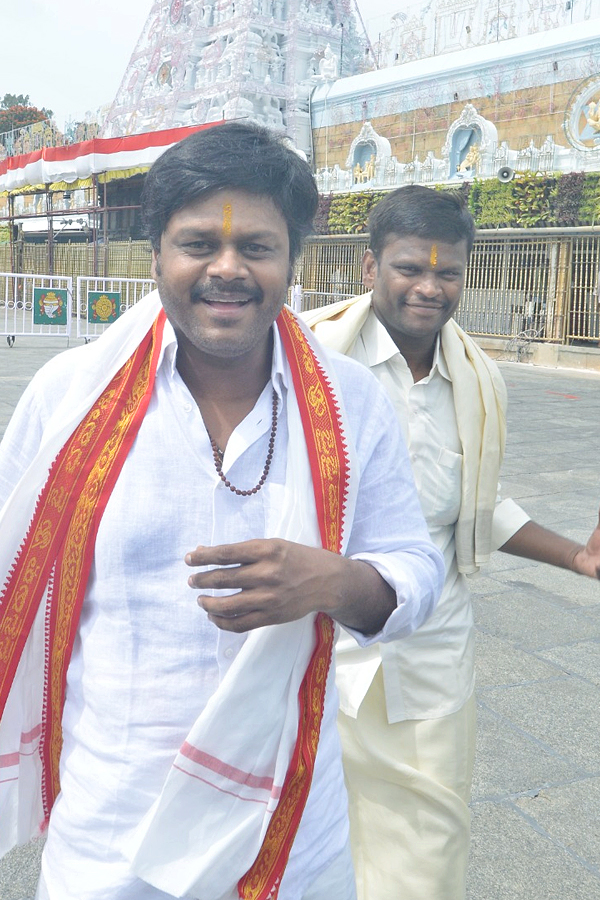 Celebrities_20Visits_20Tirumala_20Tirupati_20Photos_20_286_29.jpg 16