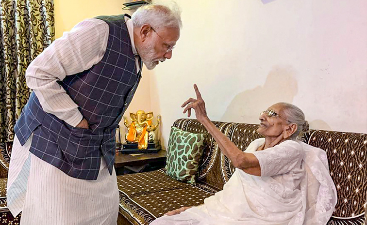 modi_Heeraben.jpg