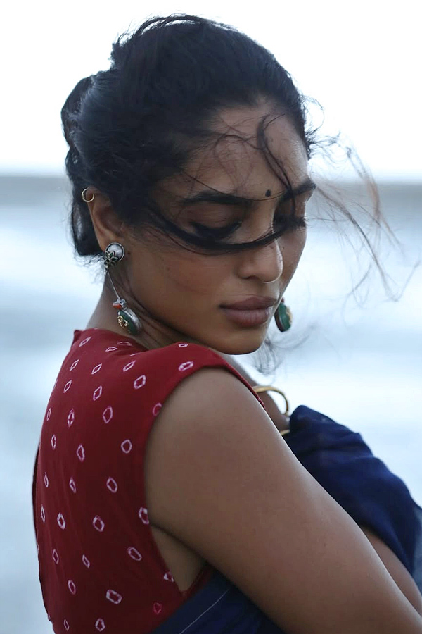 Actress_20Shobhita_20Dhulipala_20Enjoying_20on_20The_20Beach_20Photos_20_281_29.jpg 2
