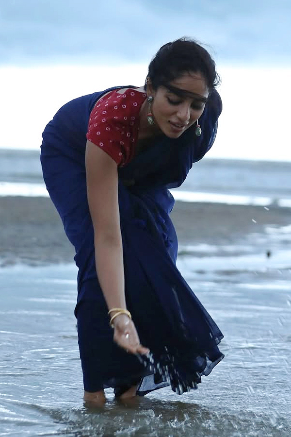 Actress_20Shobhita_20Dhulipala_20Enjoying_20on_20The_20Beach_20Photos_20_283_29.jpg 4