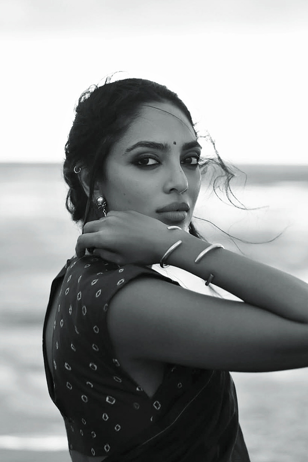 Actress_20Shobhita_20Dhulipala_20Enjoying_20on_20The_20Beach_20Photos_20_285_29.jpg 6