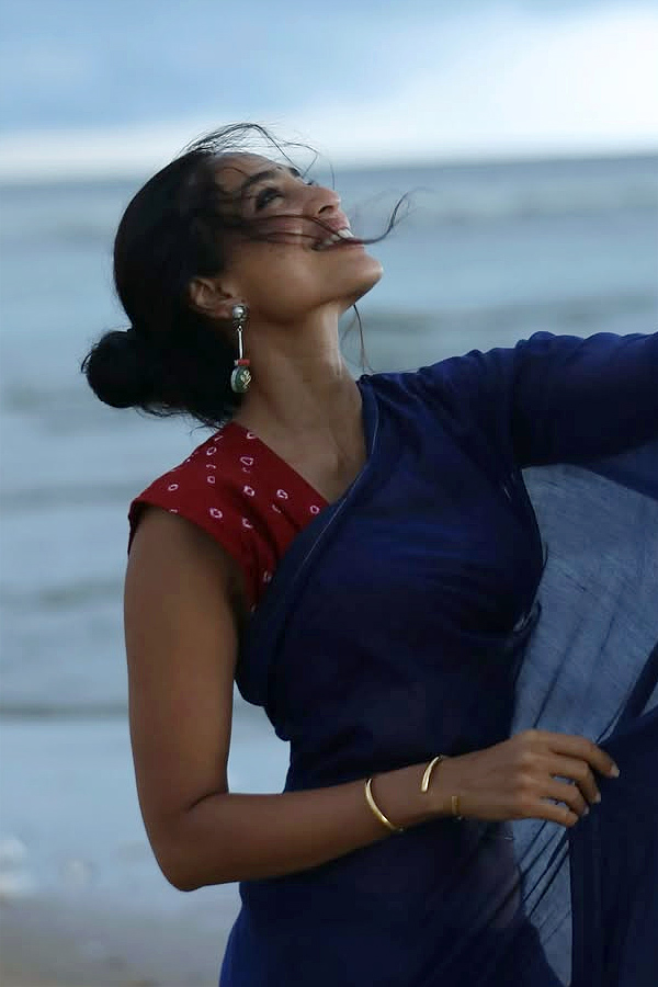 Actress_20Shobhita_20Dhulipala_20Enjoying_20on_20The_20Beach_20Photos_20_286_29.jpg 7