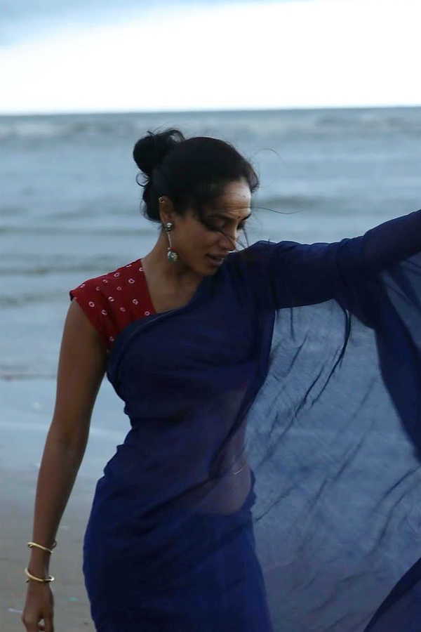 Actress_20Shobhita_20Dhulipala_20Enjoying_20on_20The_20Beach_20Photos_20_287_29.jpg 8