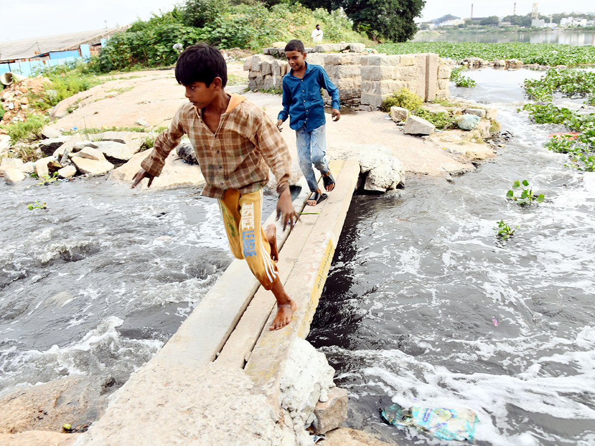Moosapet_20Maisamma_20Lake_20is_20dangerous_20photos__20_285_29.jpg 5