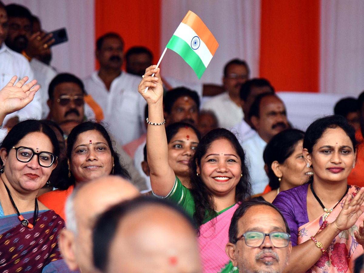 Telangana_20Liberation_20Day_20Celebrated_20at_20Parade_20Grounds_20Photos_20_2814_29.jpg 15