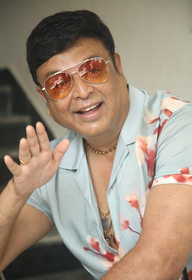 Actor_20VK_20Naresh_20and_20Actress_20Vasuki_20Anand_20Beauty_20Movie_20Promotion__20_289_29.jpg 9