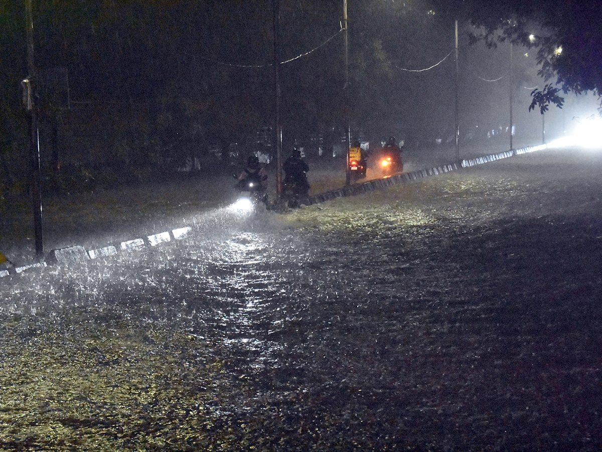 Heavy_20Rains_20in_20Hyderabad_20Photos__20_2818_29.jpg 18